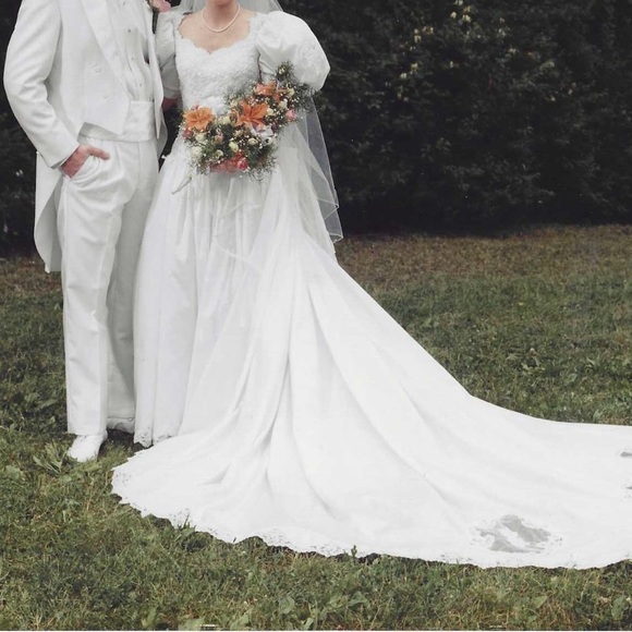 VINTAGE WEDDING DRESS Profesionally preserved since 1980s. Kleinfeld Website - Picture 4 of 13